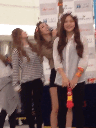 레드벨벳 타임스퀘어 싸인회 예리.gif | 인스티즈