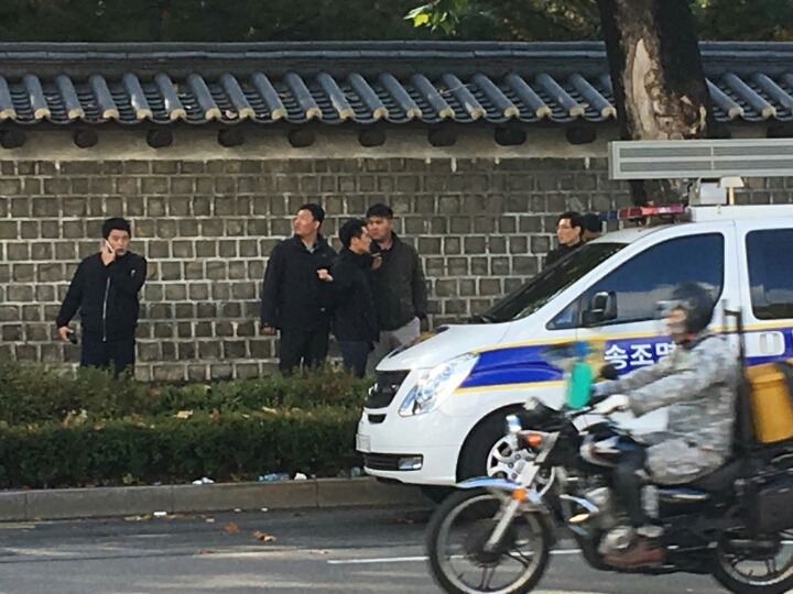 현재 서울대 병원 상황(경찰들 밀고 들어오기 시작했다하오) | 인스티즈