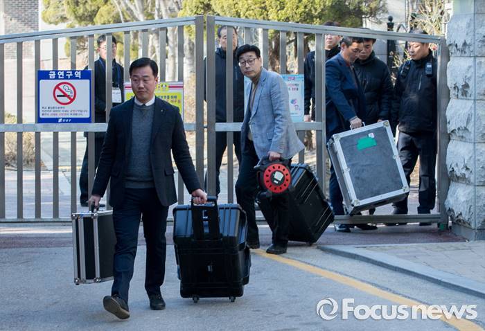사저로 옮겨지는 박근혜 짐 | 인스티즈