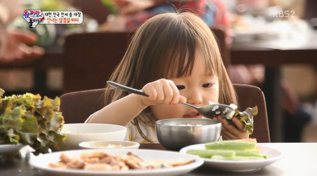 [슈돌] 쌈싸먹는 송일국 따라하는 여자아이 짱귀 ....jpg | 인스티즈