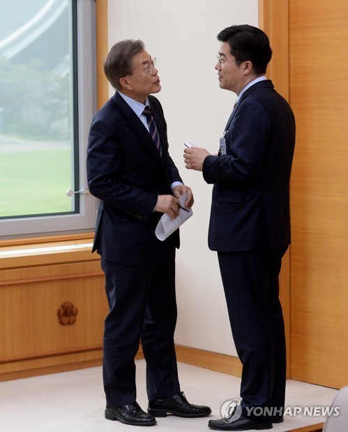 여민관 집무실 들어가는 문재인 대통령 .jpg | 인스티즈