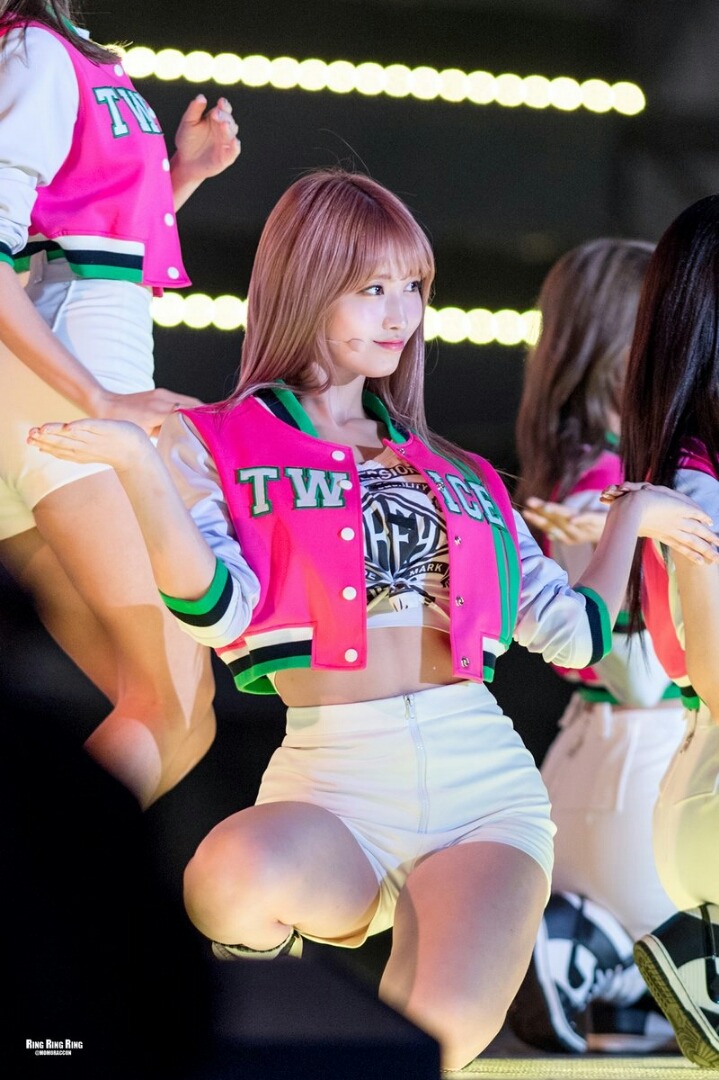 [트와이스] 문으로 장난치다가 쯔위한테 끌려가는 모모 | 인스티즈