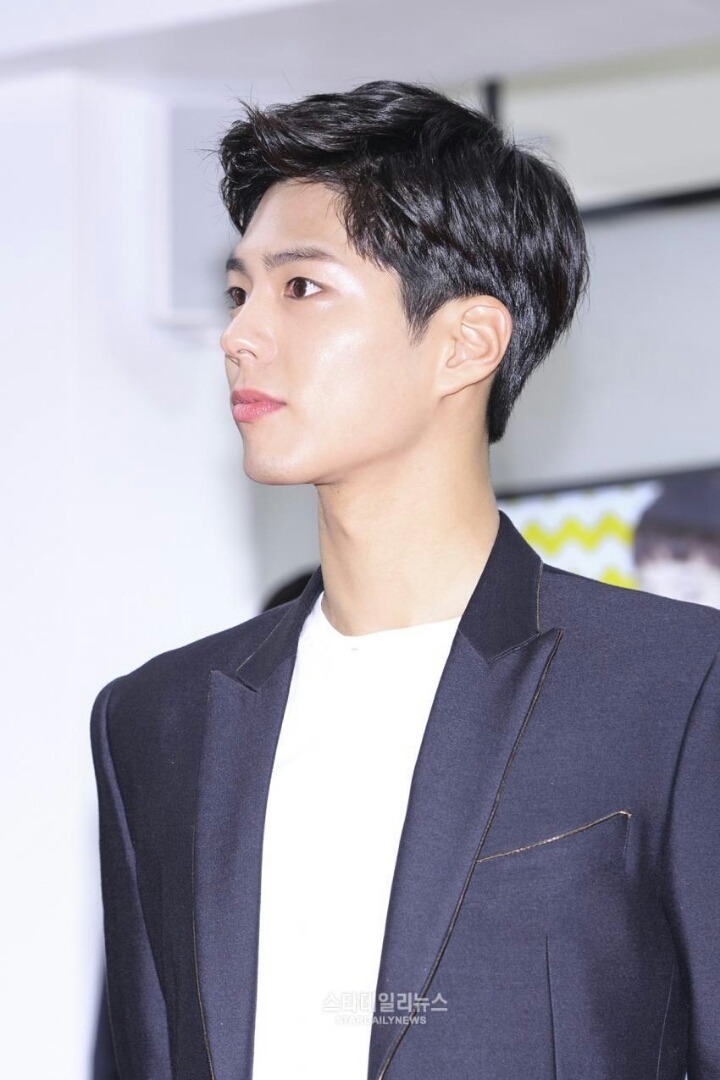 박보검 오늘자 명동에서 기사 사진.jpg | 인스티즈