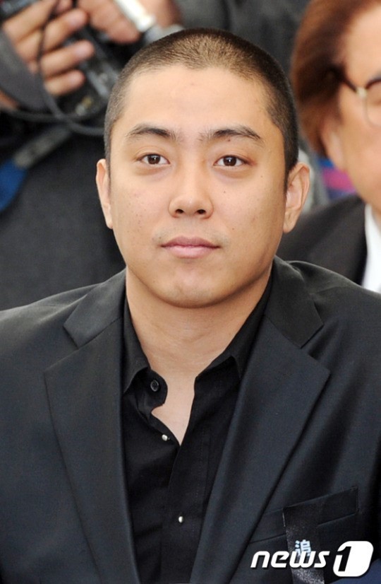 박정희 추도식에 여러번 참석한 박근혜와 은지원 | 인스티즈