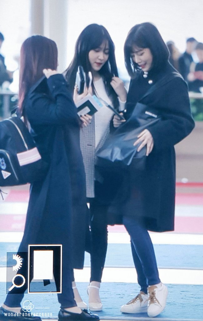 오늘자 일본 출국하는 레드벨벳 완전체 | 인스티즈