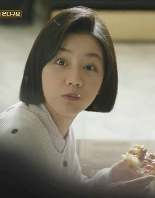이렇게 같은 옷 계속 돌려입는 여자 주인공은 또 간만인듯..jpg | 인스티즈
