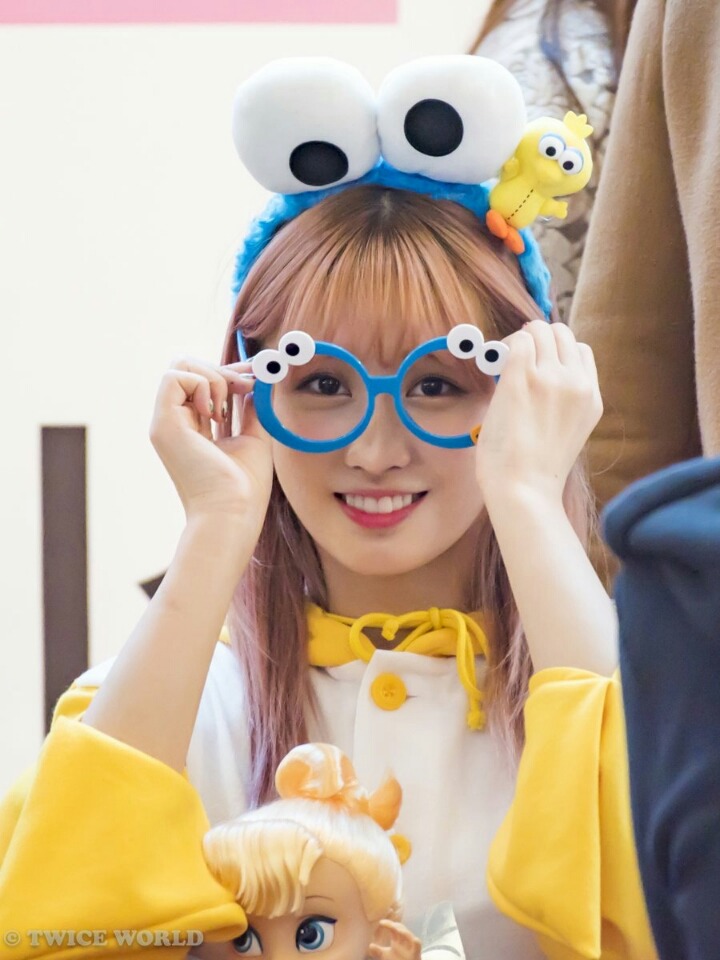 [트와이스] 쿠키몬스터 안경을 쓴 모모 | 인스티즈