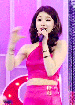 안어울리는색이 없는 수지.gif | 인스티즈