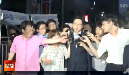 김경수 지사 폭행당하는 장면.gif | 인스티즈