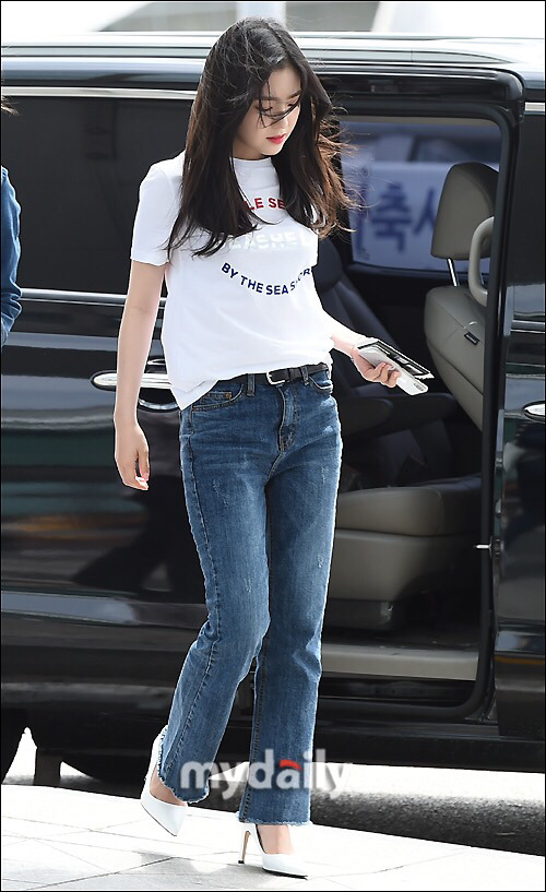 바람 부는 공항의 아이린.jpg | 인스티즈