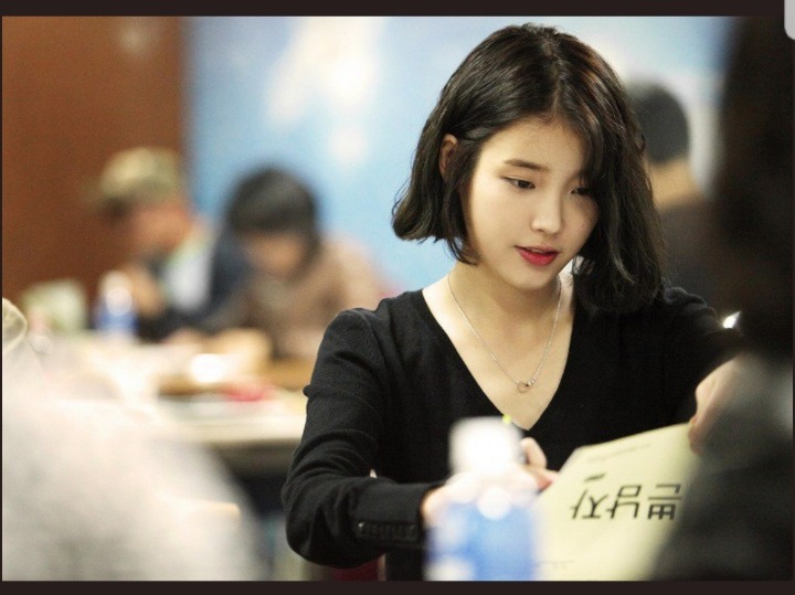 대본 읽는 아이유 .gif | 인스티즈