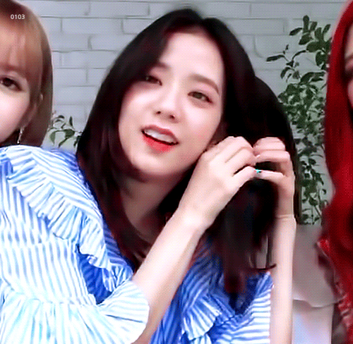 [블랙핑크] 지수 머리카락 사이로 나오는 제니.gif | 인스티즈