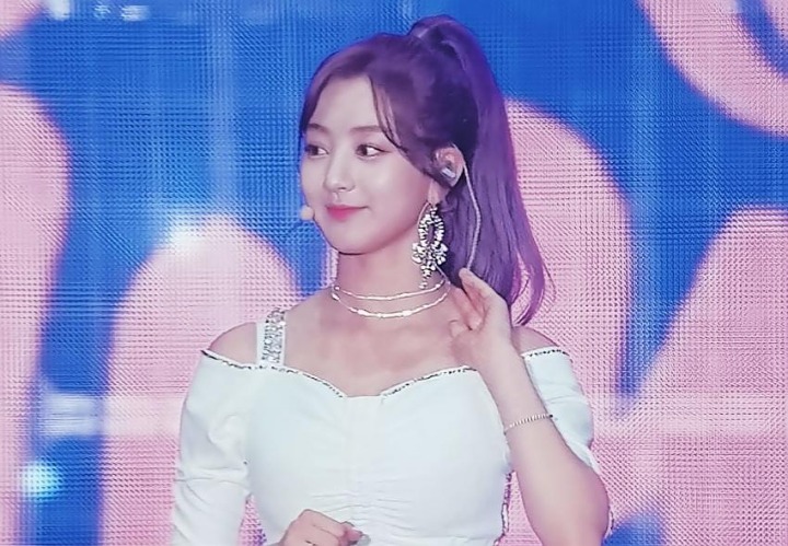 옥택연한테 공 던지는 여자아이 .gif | 인스티즈