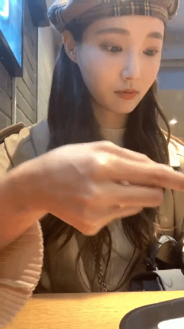 어제 3주년 기념 인스타 라이브한 모모랜드 연우.gif | 인스티즈
