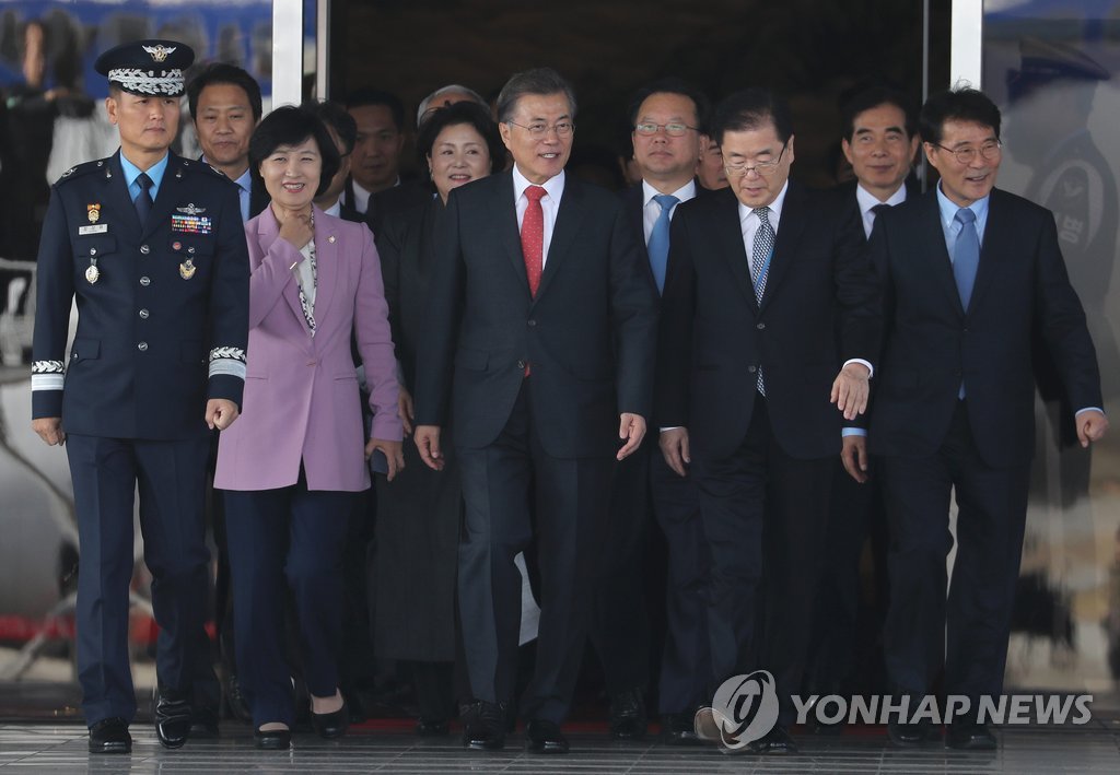 인도네시아로 출국한 문재인 대통령과 김정숙 여사 | 인스티즈
