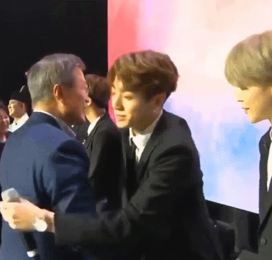 한불콘서트에서 이니시계 거의 손등에 찬 방탄 정국 | 인스티즈
