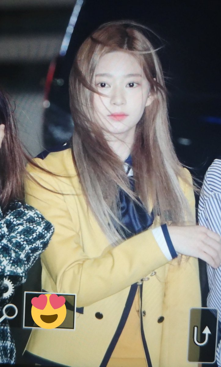 교복 입고 출국하는 김민주 | 인스티즈