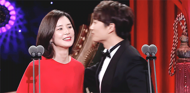 2017 SBS연기대상에서 너무 예뻤던 지성 & 이보영 부부.jpgif | 인스티즈