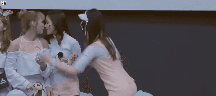 뽀뽀하는 모모&미나.gif | 인스티즈
