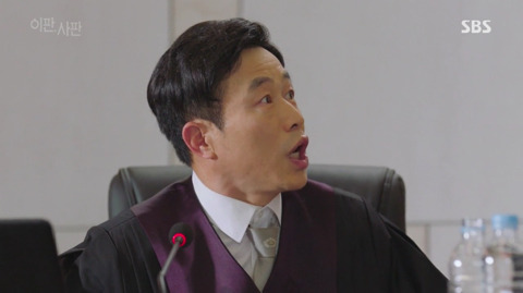 [이판사판] 감정적으로 법정에서 날뛰는 여주 판사 캐릭터.jpg | 인스티즈