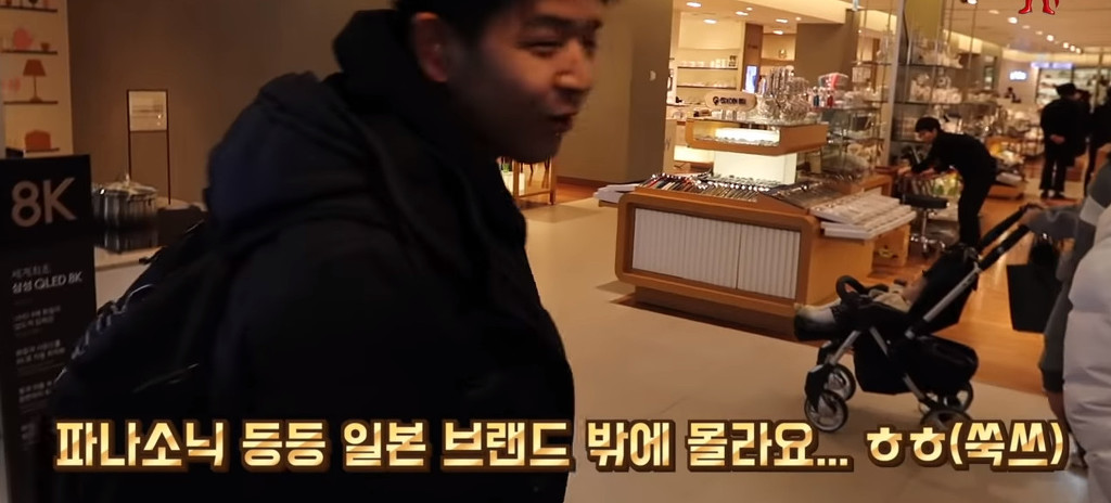 한국 전자제품 매장을 둘러보고 놀라서 어쩔 줄 모르는 일본 대학생 | 인스티즈